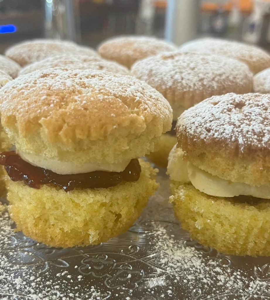 mini victoria sponge cakes